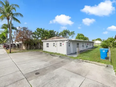 4017 SW 24th Street West Park FL 33023