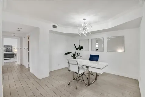 1000 E Island Boulevard Aventura FL 33160