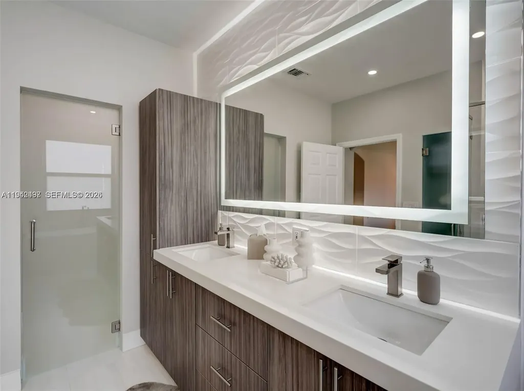963 S Harbor View S Hollywood FL 33019