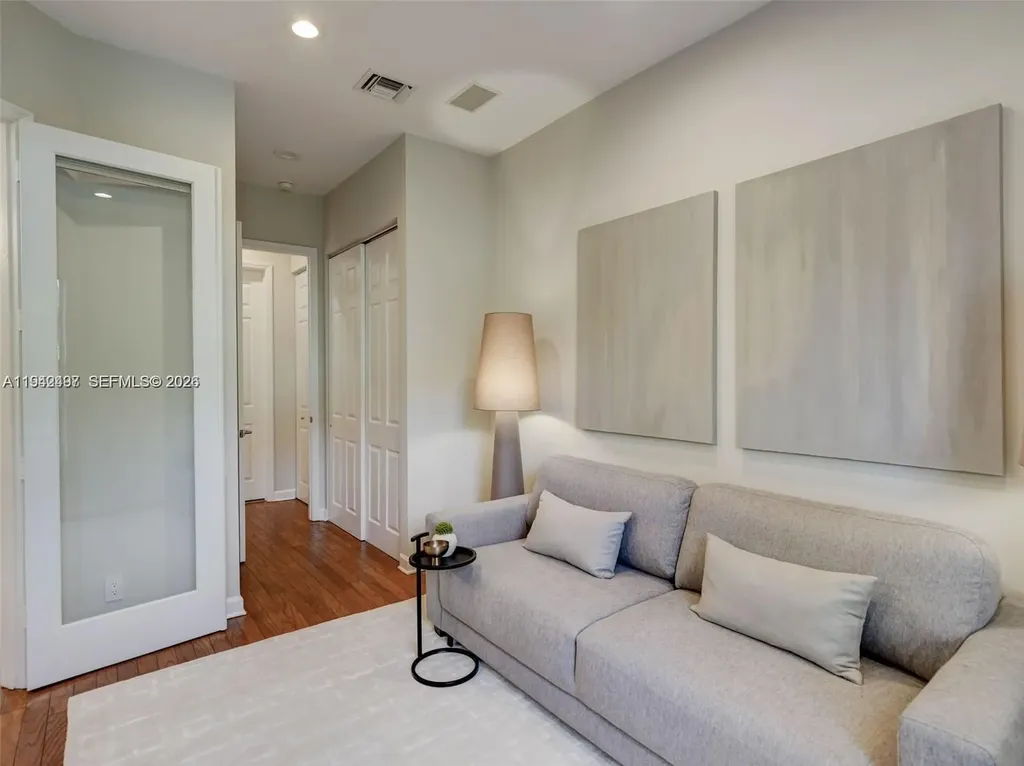 963 S Harbor View S Hollywood FL 33019