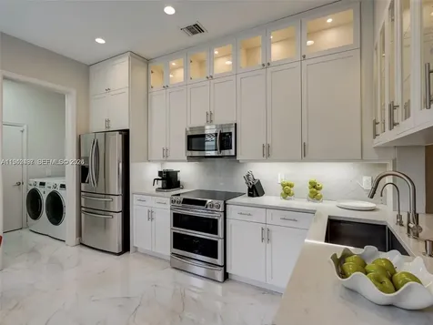 963 S Harbor View S Hollywood FL 33019