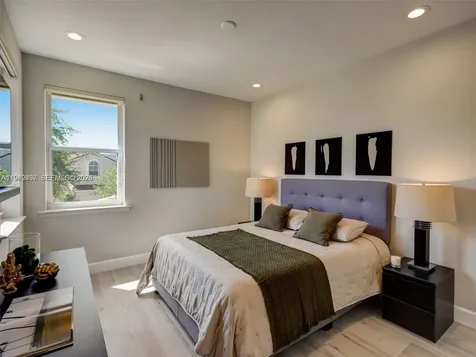 963 S Harbor View S Hollywood FL 33019