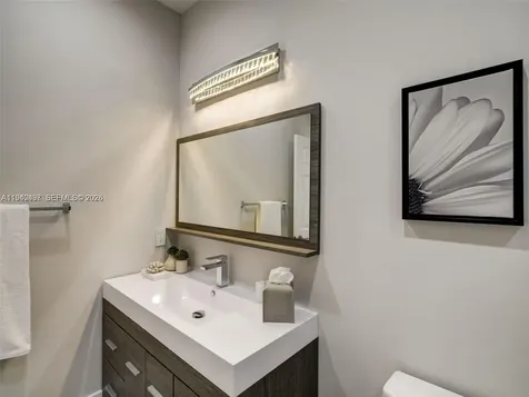 963 S Harbor View S Hollywood FL 33019