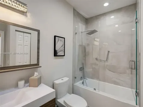 963 S Harbor View S Hollywood FL 33019