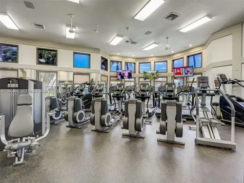 963 S Harbor View S Hollywood FL 33019