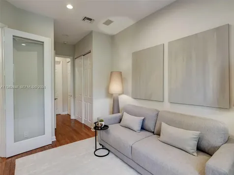 963 S Harbor View S Hollywood FL 33019