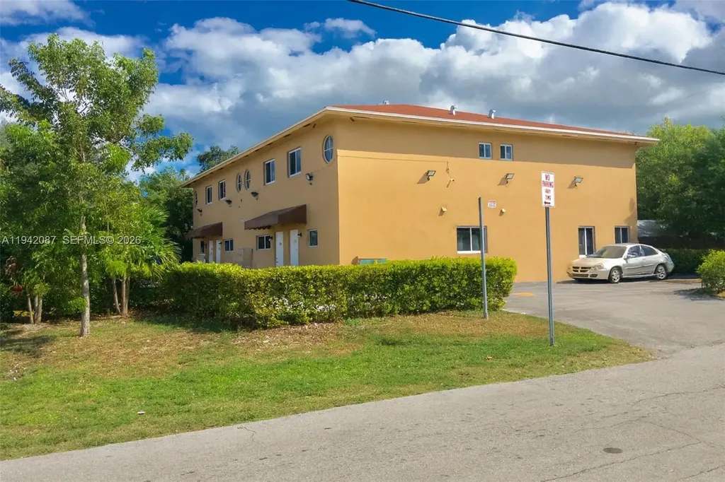16585 NE 3 Avenue Miami FL 33162