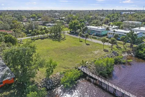 793 Freemont Fort Myers FL 33916