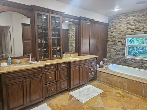 3070 Perriwinkle Circle Davie FL 33328