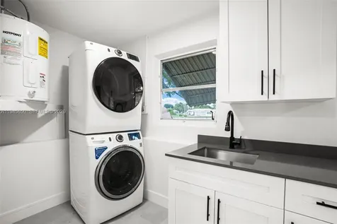 5805 NW 72nd Avenue Tamarac FL 33321-6039