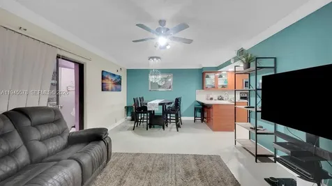 6 Spinning Wheel Lane Tamarac FL 33319