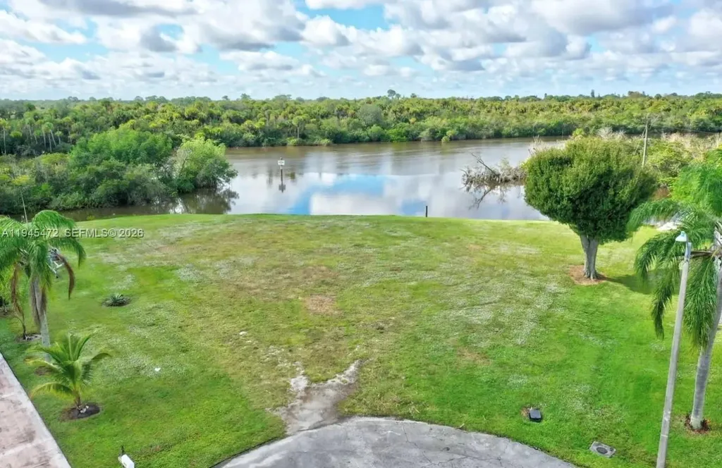 305 SE Camino Court Port St. Lucie FL 34952