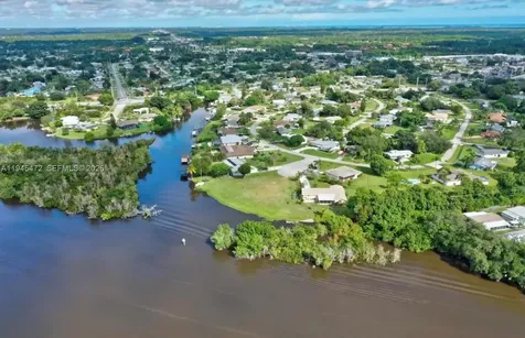 305 SE Camino Court Port St. Lucie FL 34952