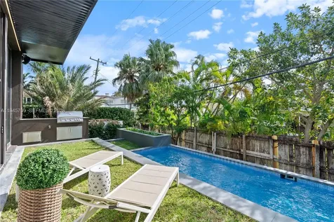 536 W 51st Street Miami Beach FL 33140