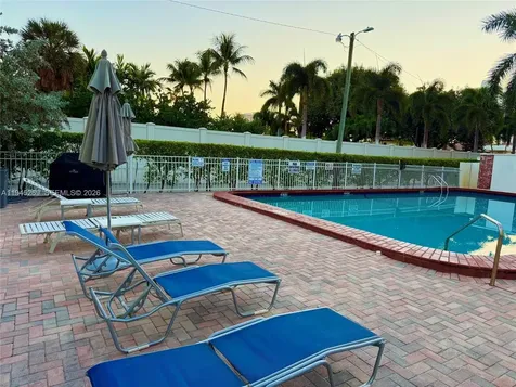 Hallandale Beach FL 33009