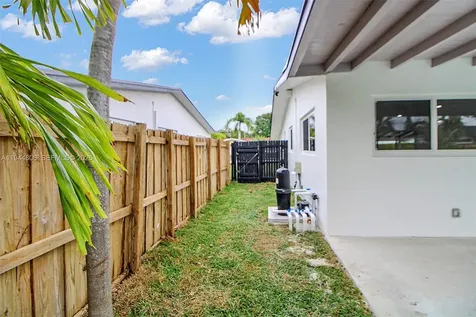 4940 SW 87th Court Miami FL 33165