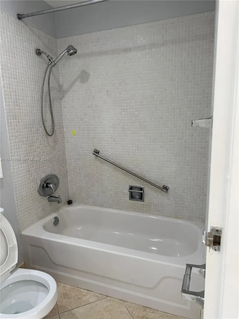 566 Saxony L Delray Beach FL 33446
