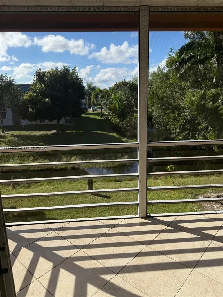 566 Saxony L Delray Beach FL 33446
