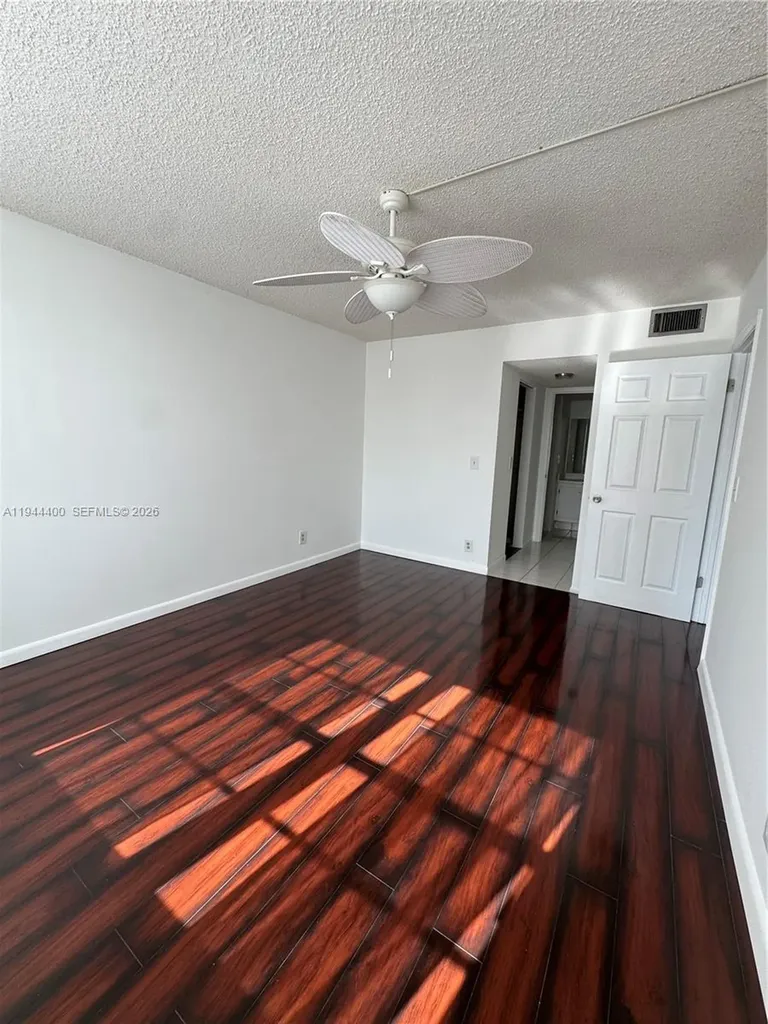 9330 Lagoon Place Davie FL 33324