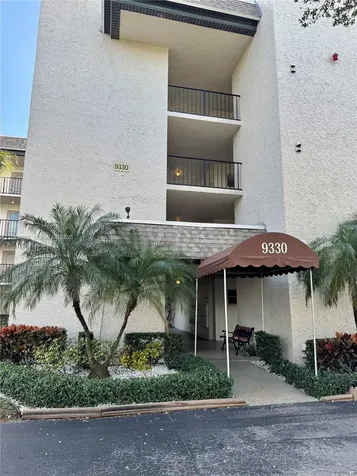 9330 Lagoon Place Davie FL 33324