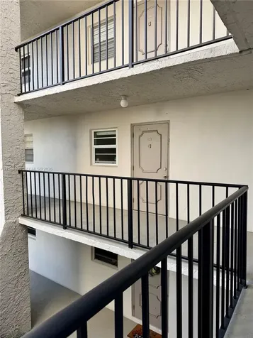 9330 Lagoon Place Davie FL 33324