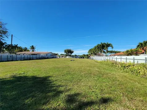 3895 W 2nd Avenue Hialeah FL 33012