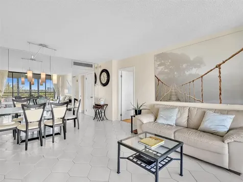 20400 W Country Club Drive Aventura FL 33180