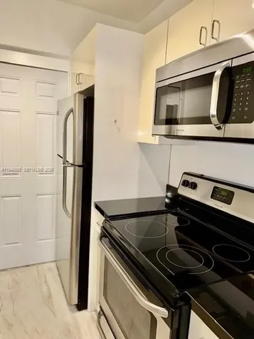 945 Meridian Avenue Miami Beach FL 33139
