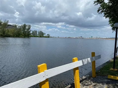 4805 NW 7th Street Miami FL 33126