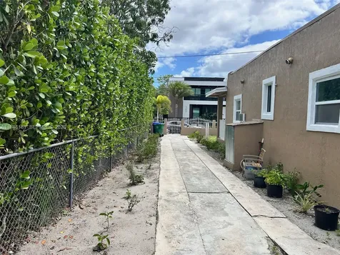 261 NW 49th Street Miami FL 33127