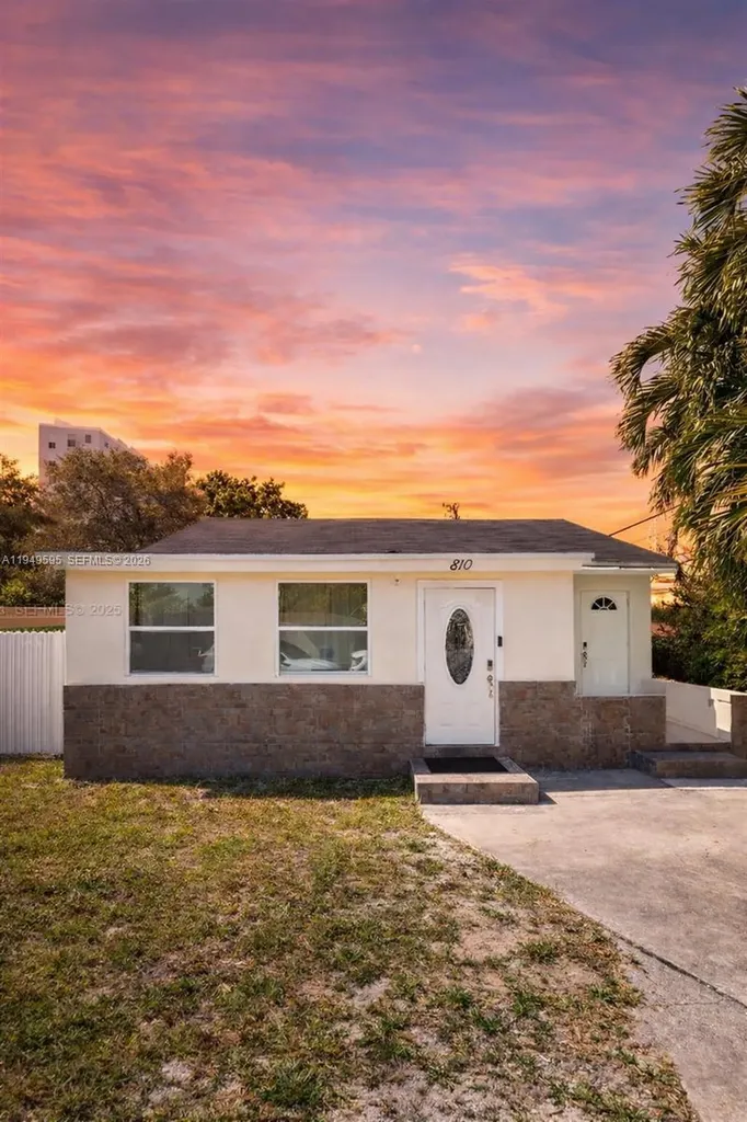 810 NW 21st Court Miami FL 33125