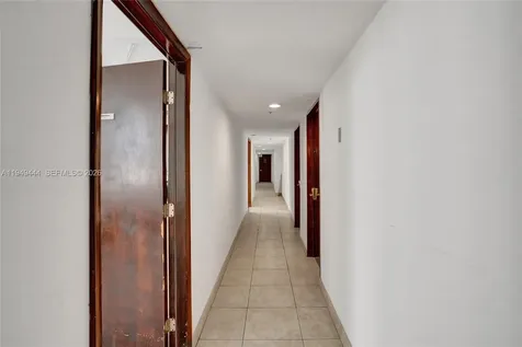 168 SE 1st Street Miami FL 33131