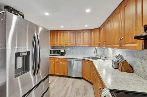 5401 Collins Avenue Miami Beach FL 33140