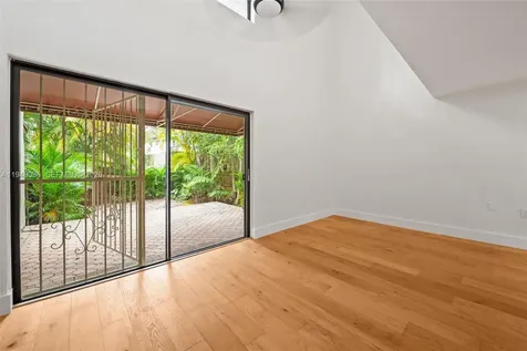 3076 Mcdonald Street Miami FL 33133