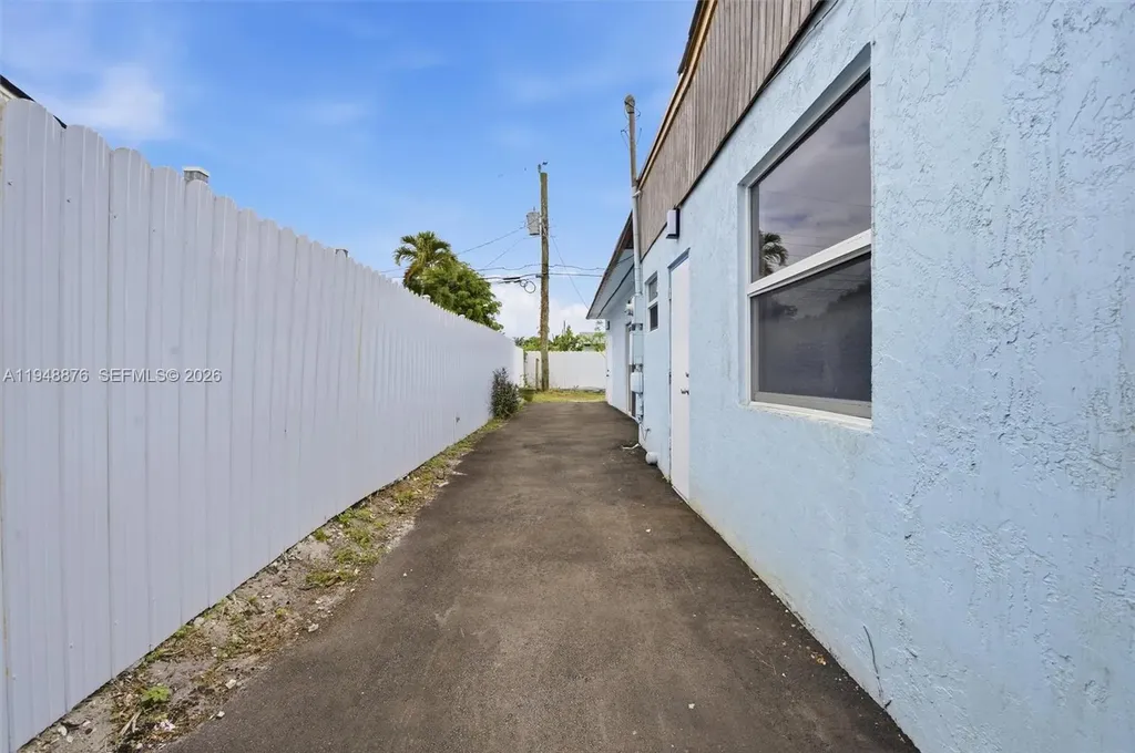 2280 SW 43rd Avenue Fort Lauderdale FL 33317