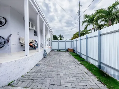 201 E 44th Street Hialeah FL 33013