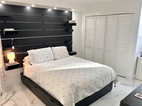 2457 Collins Avenue Miami Beach FL 33140