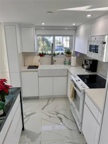 2457 Collins Avenue Miami Beach FL 33140