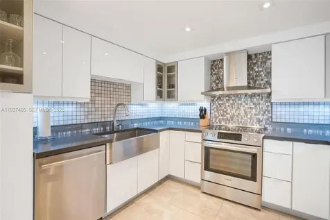 5225 Collins Avenue Miami Beach FL 33140