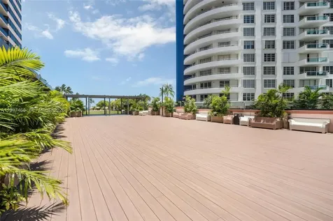 5225 Collins Avenue Miami Beach FL 33140