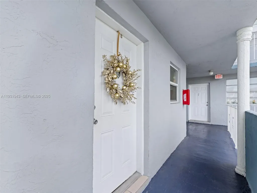 1655 W 44th Place Hialeah FL 33012