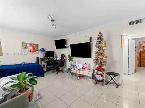 1655 W 44th Place Hialeah FL 33012
