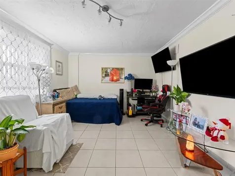 1655 W 44th Place Hialeah FL 33012