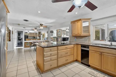 1051 W Tropical Way Plantation FL 33317