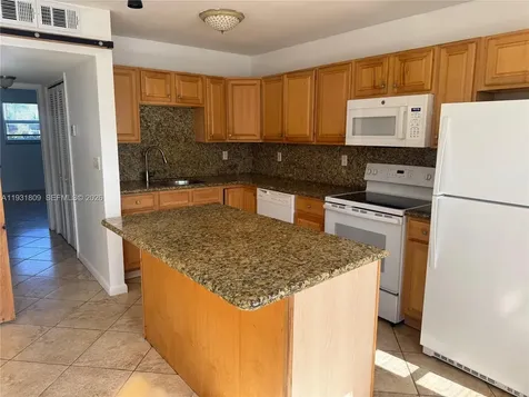 4051 NE 13th Avenue Oakland Park FL 33334