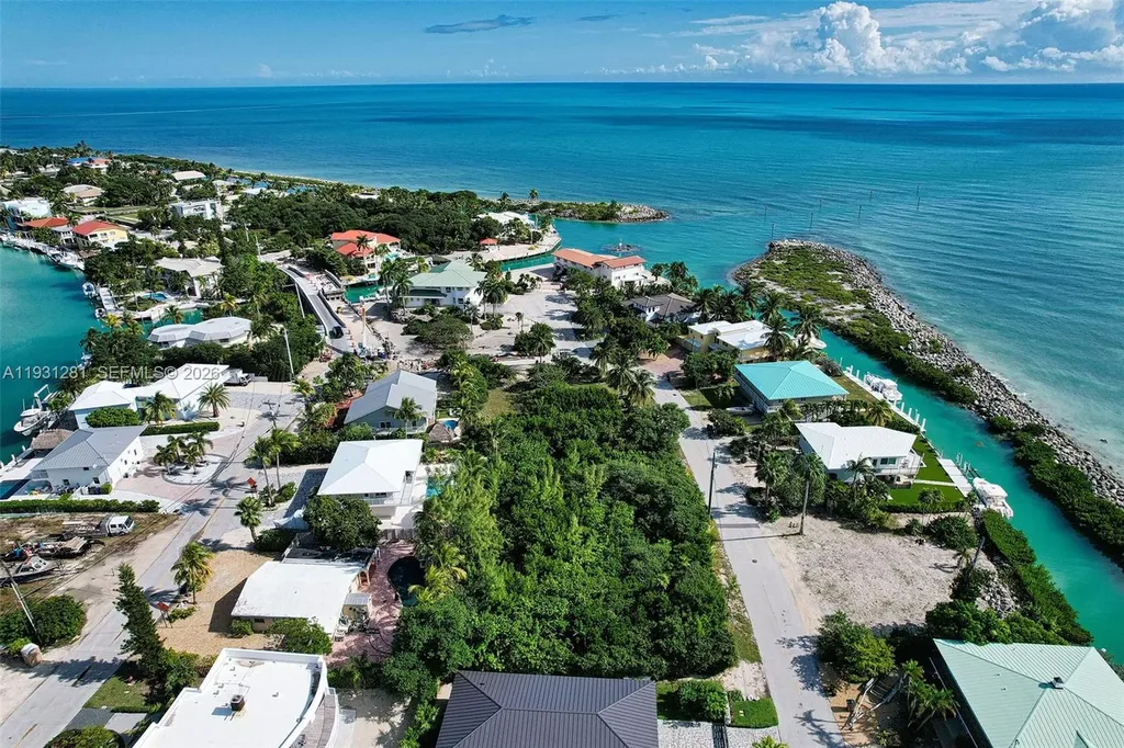 Lot 8 W Seaview Circle Duck FL 33050