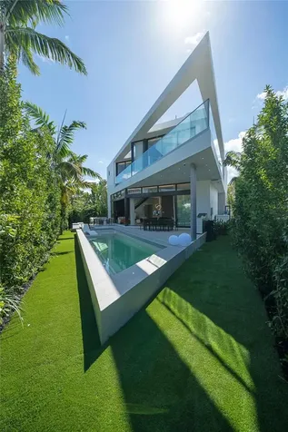 1045 W 47th Court Miami Beach FL 33140