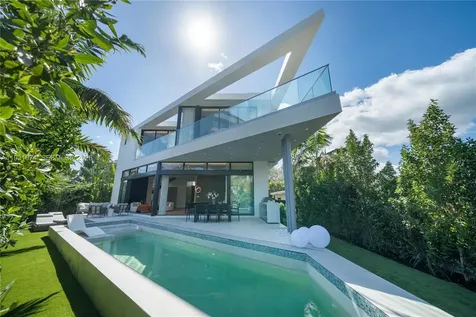 1045 W 47th Court Miami Beach FL 33140