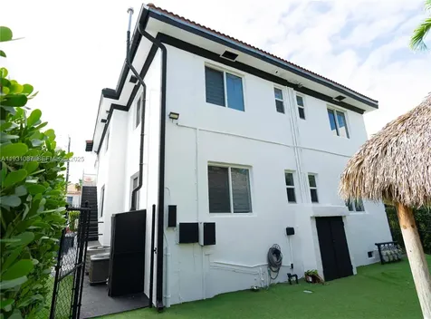 815 W 39th Street Miami Beach FL 33140