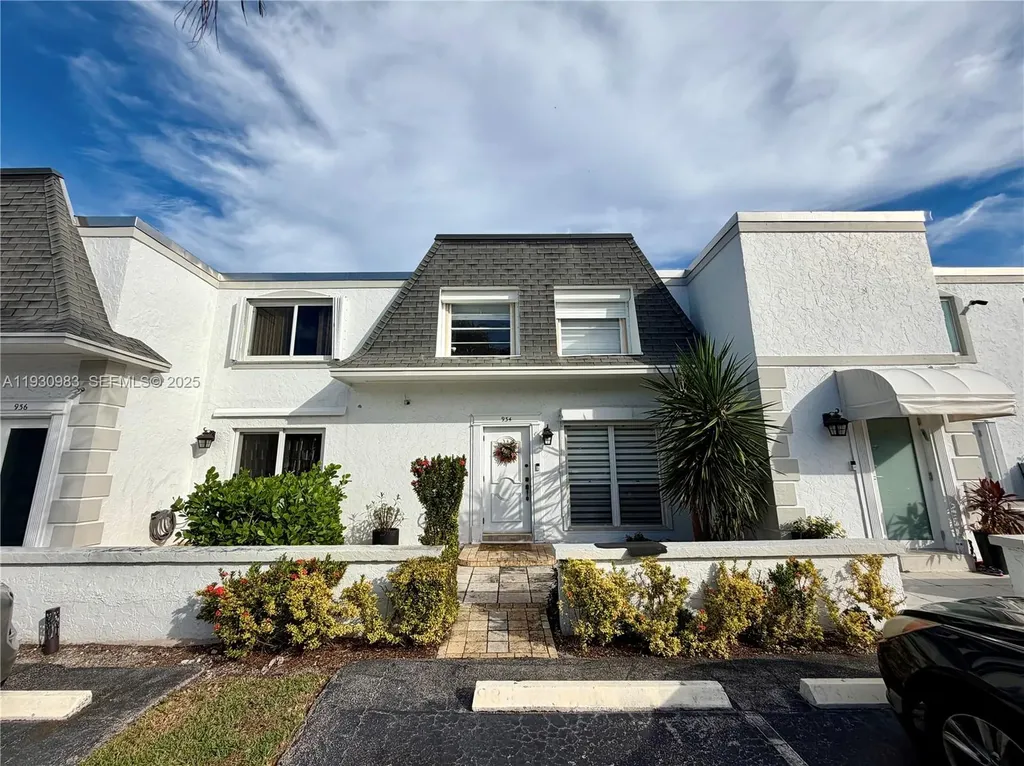 934 NE 27th Avenue Hallandale Beach FL 33009
